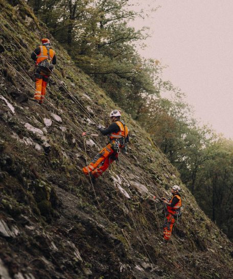 Drei Mitarbeiter von FFS Kühr bei einer Böschungssicherung.